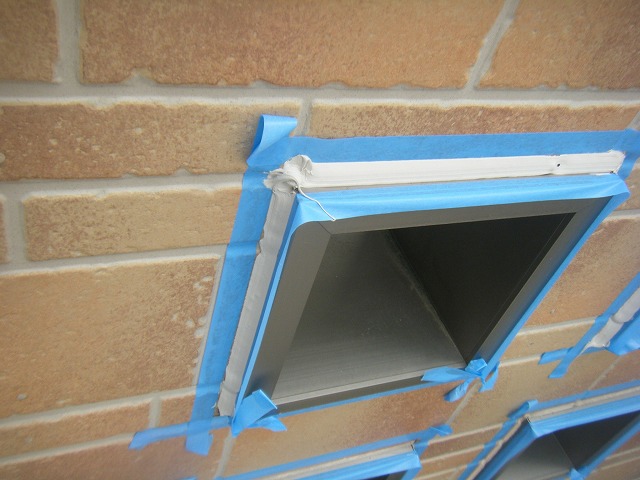 シーリングをならした後のサッシまわり